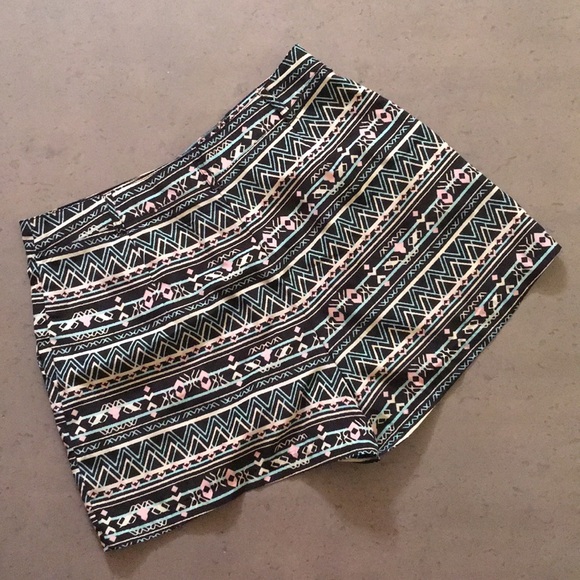 Pacsun Kirra- lightweight tribal pattern shorts - Picture 2 of 4